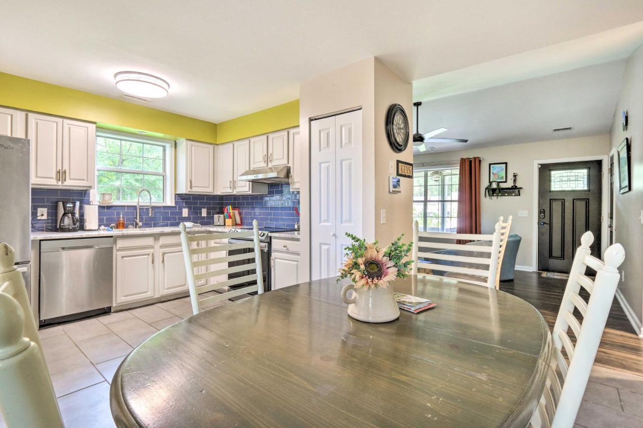 Peaceful Beaufort Home With Front Porch And Grill ภายนอก รูปภาพ