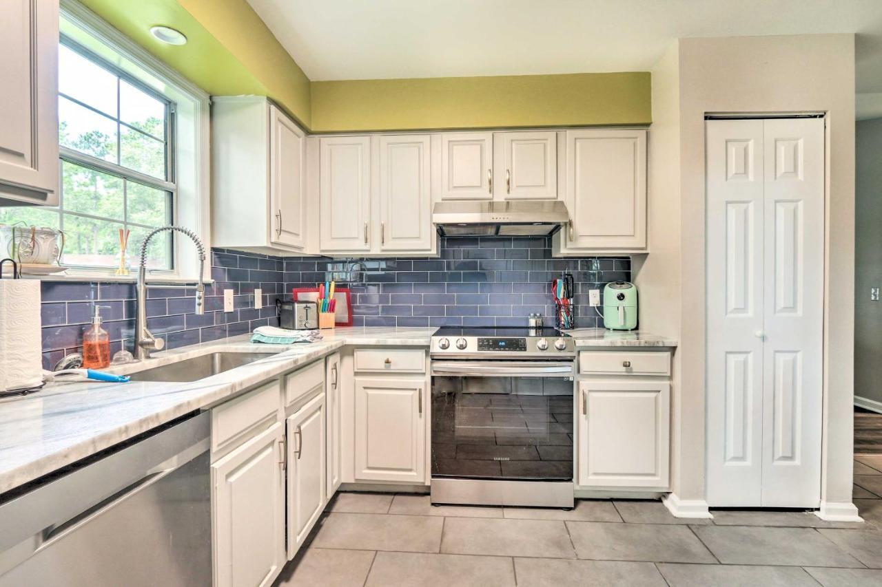 Peaceful Beaufort Home With Front Porch And Grill ภายนอก รูปภาพ